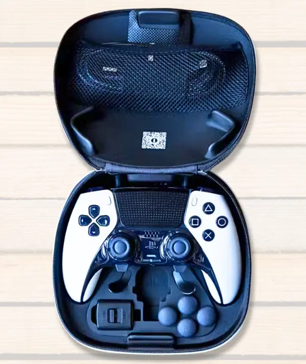 キャリングケースの中に、PS5 DualSense Edgeコントローラーがきれいに収納されています。
