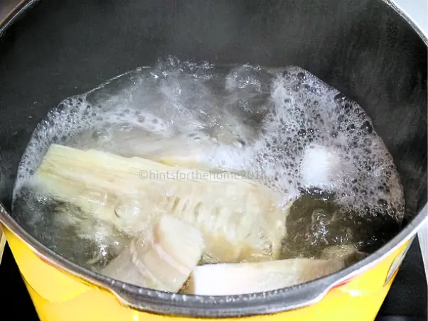 竹の子を鍋で茹でる